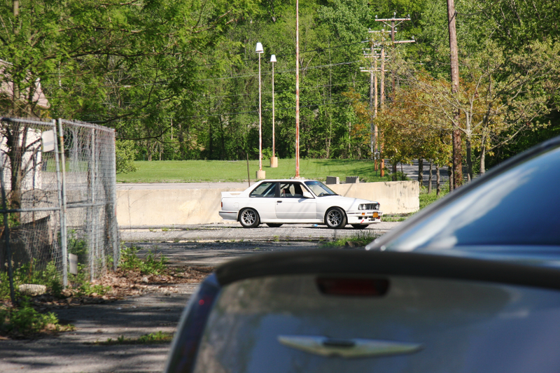 Illustration for article titled Chrysler 300 SRT vs BMW E30 M3: Can The Big Boat Keep Up?